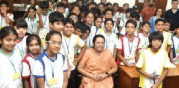 डाॅ. नीलम गाेऱ्हे, आदिती तटकरे यांच्याशी विधिमंडळात विद्यार्थ्यांनी साधला संवाद